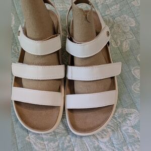 Giani Bernini White Sandals with adjustable Velcro Straps. Size 7.5.